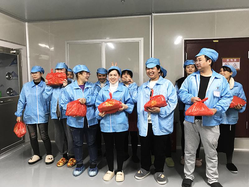 今天是24節(jié)氣的大雪，繪晶科技公司給大家發(fā)廣東肉卷和豬肚丸打火鍋